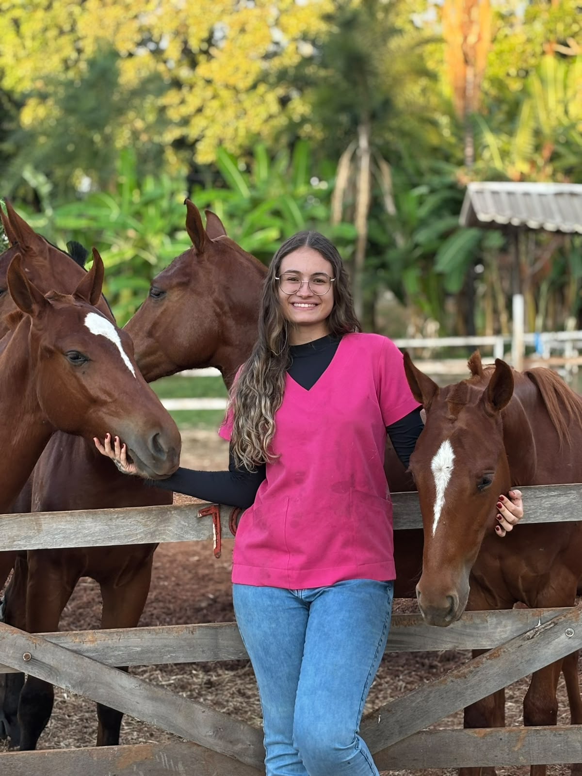 Dra. Samira em atendimento veterinário